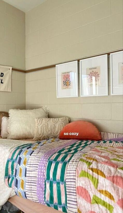 Cozy Dorm Decor, Dorm Room Ideas Pastel, Colorful Dorm Room Ideas, Philly Apartment, Decorating Dorm, Room Ideas Dorm, Dorm Room Color Schemes, Aesthetic Dorm Room, Dorm Room Colors