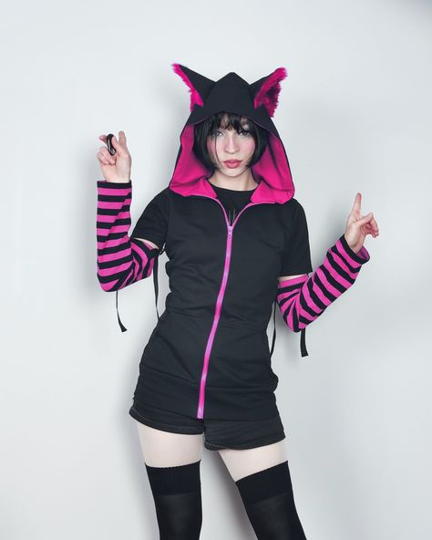 "𝘾𝘼𝙏 𝙀𝘼𝙍𝙎 𝙃𝙊𝙊𝘿𝙄𝙀 - 𝙋𝙄𝙉𝙆 - 𝙈𝘼𝙇𝙀 / 𝙁𝙀𝙈𝘼𝙇𝙀 𝘾𝙐𝙏 Black cat hoodie with ears. This cat ear hoodie has pink fur inside the standing cat ears. 𝗪𝗛𝗔𝗧 𝗪𝗜𝗟𝗟 𝗜 𝗥𝗘𝗖𝗘𝗜𝗩𝗘？ ♥ Zip up hoodie ♥ Hood with cat ears (fur inside) ♥ Detachable sleeves (easy to apply!) ♥ Sleeves with thumbholes ♥ Big pockets to hold your stuff :D 𝗙𝗔𝗕𝗥𝗜𝗖: Cotton sweatshirt, faux fur for the ears 𝗦𝗜𝗭𝗘: Male or female cut. Size chart you will find it on the last photo! For custom size Black Cat Hoodie, Colorful Outfits Drawing, Cat Ears Hoodie, Black And Pink Scene, Cat Inspired Outfits, Cat Hoodie With Ears, Animal Ear Hoodie, Softie Outfits, Fem Clothes