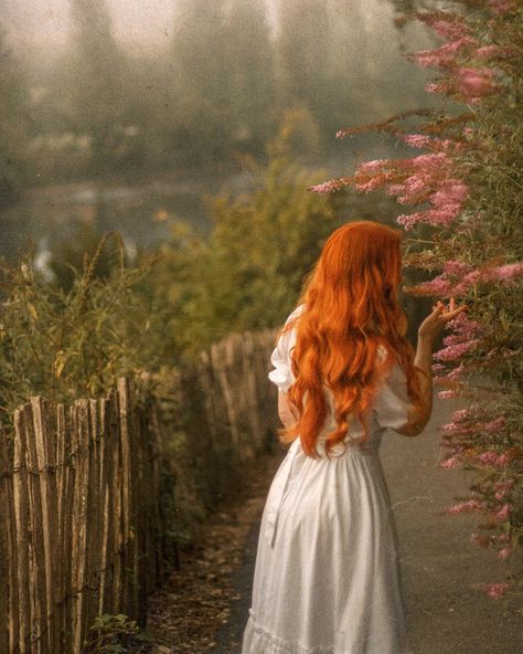 Pale Redhead Aesthetic, Red Hair Photography, Aesthetic Cottage Core, Countryside Life, Aesthetic Cottage, Natural Red Hair, Aesthetic Core, Cute Diy Room Decor, Aesthetic Garden