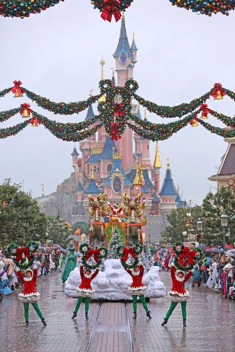 Disney Christmas Parade, Disneyland Paris Christmas, Chateau Disney, Disney Parade, Disneyland Christmas, Disney World Christmas, Disney Paris, Parc D'attraction, Christmas Parade