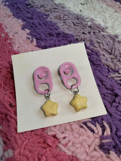 Made with upcycled soda tabs and clay, these cute earrings are a perfect accessory for any kawaii pastel look! Crafts To Do With Soda Tops, Soda Cap Crafts, Pop Tab Crafts Diy, Soda Can Tab Crafts, Soda Tab Jewelry, Pop Tab Necklace, Soda Tab Earrings, Upcycle Earrings, Weird Crafts