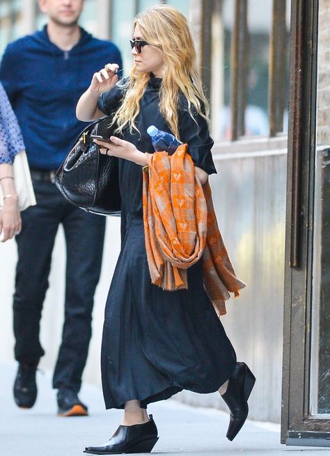 Olsen Twins Style 2020, Row Aesthetic, Ashley Olsen Style, Ashley Mary Kate Olsen, Olsen Fashion, Olsen Twins Style, Mary Kate Ashley Olsen, Olsen Sisters, Olsen Style