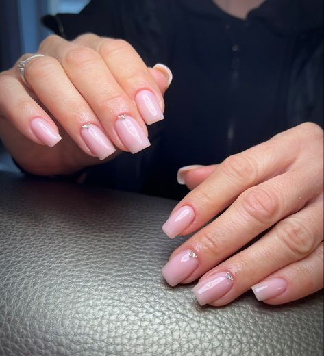 Short Square Nails Rhinestones, Rinestine Nails Short, Nails Rinstone Simple, Nude Nails Rhinestones, Nude Nails With Gems, Square Nails With Rhinestones, Nude Nails With Rhinestones, Strass Nails, Short Pink Nails