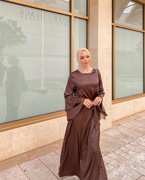 #hijabstyle #hijabfashion #modest #modestclothing #hijabi #muslimah #ootd #modestwear #abaya #fashionblogger #style #hijabinspiration #hijabista #muslimfashion #abayafashion #modestdresses #muslimahfashion #muslim #fashionista #modestfashionblogger #modeststyle #fashionstyle #abayastyle Brown Modest Dress, Hijab Dress Outfit, Brown Dresses Outfit, Hijabi Modest Outfits, Brown Hijab, Hijabi Muslimah, Hijabi Dresses, Muslim Outfit, Hijabi Outfit