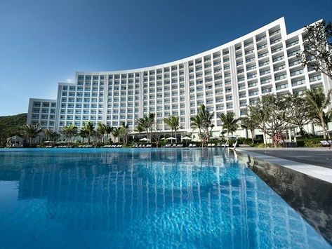 Vinpearl Resort & Spa Nha Trang Bay là một khu nghỉ dưỡng 5 sao sang trọng bậc nhất, đôi khi khiến khách có một chút lúng túng khi có nhiều lựa chọn về phòng nghỉ. Chốn nghỉ có đa dạng các loại phòng với tiện nghi hiện đại và hướng nhìn mỹ lệ như phòng khách sạn hướng biển có thể linh hoạt thay đổi loại giường, các căn biệt thự trước biển có hoặc không có hồ bơi. Vietnam Guide, Phu Quoc, Resort Villa, Resort Spa, Building Design, Disneyland, Paradise, Spa, Villa