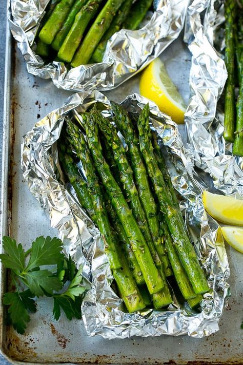 https://www.dinneratthezoo.com/grilled-asparagus-in-foil/ Grilled Asparagus Recipes, Foil Pack Dinners, Foil Packet Dinners, Grilling Recipes Sides, Foil Dinners, Foil Pack Meals, Foil Packet Meals, Grilled Steak Recipes, Healthy Grilling Recipes