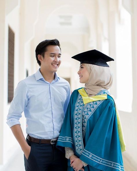 Convocation Couple Photography, Couple Convocation Photo, Family Graduation Photoshoot, Convocation Outfit Graduation, Grad Photos Couple, Moodboard Couple, Convocation Photography, Convocation Outfit, Graduation Shoot Ideas