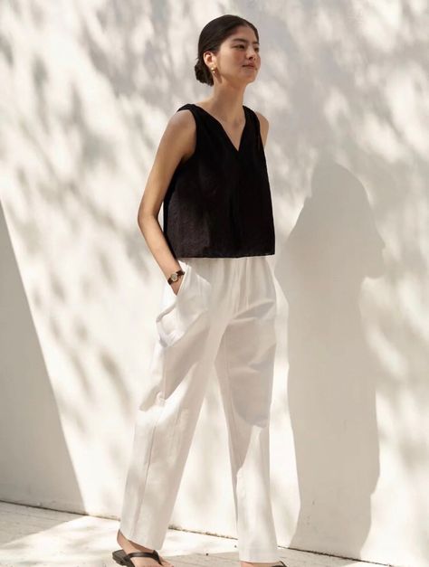 Minimalist Tops Women, Minimalist Ootd Women, Minimalist Summer Outfit Casual, Comfy Workwear, Tita Outfit, Minimal Chic Style Outfits, Minimal Fashion Photography, Spring Korean Fashion, Different Fashion Styles