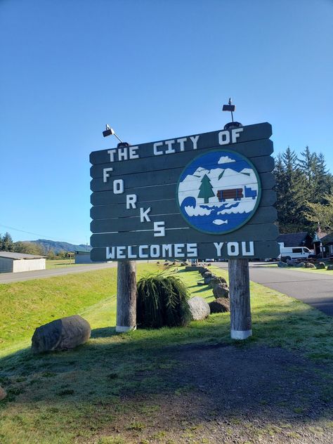 2020 Twilight Tour in Forks, Washington Travel Guide Twilight Trip, Twilight Book Series, Forks Washington Twilight, Twilight Forks, Twilight Birthday, Forks Twilight, New Moon Movie, La Push Beach, Twilight Party