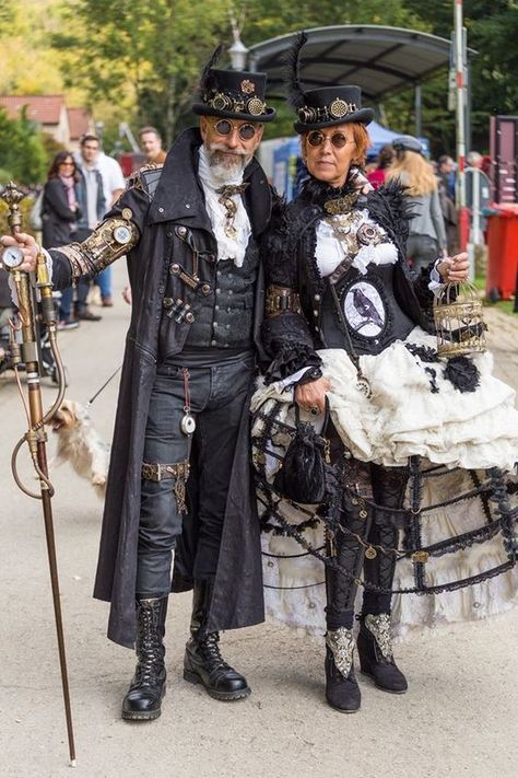 Stylish Steamgoth Couple in Complementary Costumes (gothic victorian steampunk matching/coordinating costumes for couples - For costume tutorials, clothing guide, fashion inspiration photo gallery, calendar of Steampunk events, & more, visit SteampunkFashionGuide.com Steam Punk Diy, Steampunk Mode, Moda Steampunk, Fashion Costume Halloween, Costume Carnaval, Steampunk Men, Mode Steampunk, Steampunk Couture, Dark Circus