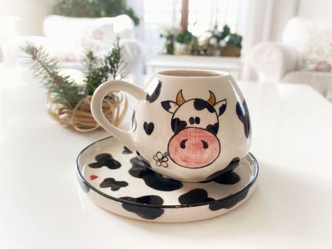 Cow Pottery Painting, Cup Painting, Painting Ceramics, Café Design, Diy Pottery Painting, Hand Painted Mugs, Keramik Design, Cow Painting, Painted Mugs