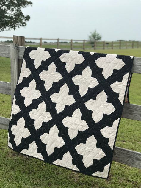 Magnolia Quilt Pattern Black And White Quilt, Jeans Recycling, Two Color Quilts, Black And White Quilts, White Quilts, Quilt Modernen, Classic Quilts, Quilt Binding, Manta Crochet