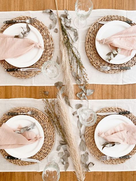 Circle Table Setting, Table Setting Etiquette, Picnic Inspiration, Circle Table, Party Table Settings, Table Setting Decor, Dinner Table Setting, Dinner Table Decor, Easter Table Decorations