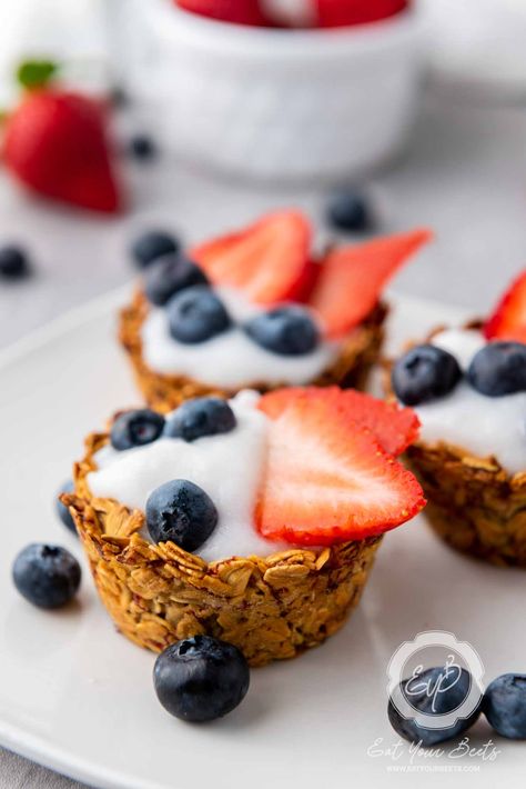 Berry Granola Bites Fondue Cheese Recipe, Breakfast Granola Cups, Fondue Cheese, Berry Granola, Vegan Vegetable Recipes, Granola Cups, Fondue Recipes Cheese, Breakfast Granola, Granola Bites