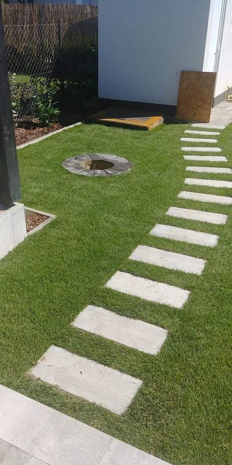 Stepping Stone In Grass Pathways, Stair Outdoor Design, Beautiful Houses Exterior, Concrete Patio Makeover, Backyard Walkway, Pavers Backyard, Walkway Landscaping, Back Garden Design, Aesthetic Garden