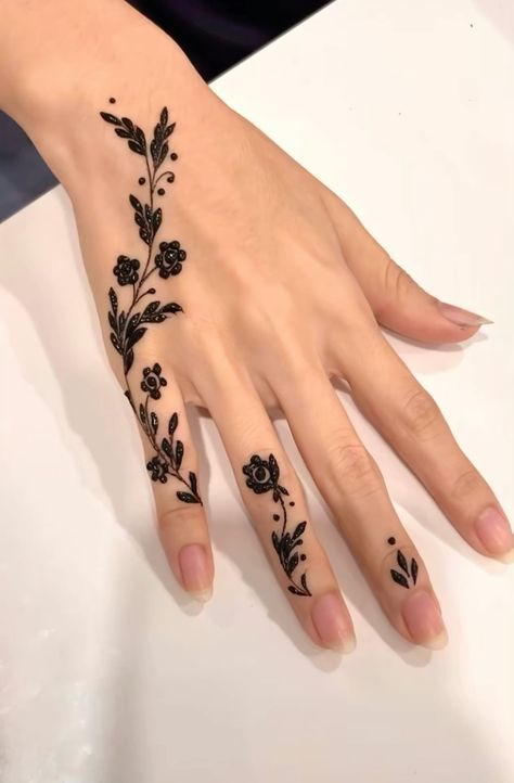 Henna Cute Designs, Henna Simple Aesthetic, Back Mehendi Designs, Henna Simple Designs, Cool Henna Tattoos, Henna Motive, Heart Henna, Henna Designs Simple, Henne Tattoo