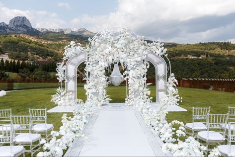 White Wedding Ceremony, Backdrop Arch, Luxury Wedding Decor, Wedding Altars, Luxury Weddings, Outdoor Wedding Decorations, Wedding Decor Elegant, Indoor Wedding, Walkway