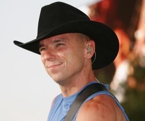 Kenny Chesney East Tennessee State University, No Shoes Nation, Hot Country Songs, Jamie Lynn Spears, Tennessee State University, Entertainer Of The Year, Renee Zellweger, Kenny Chesney, Country Music Singers