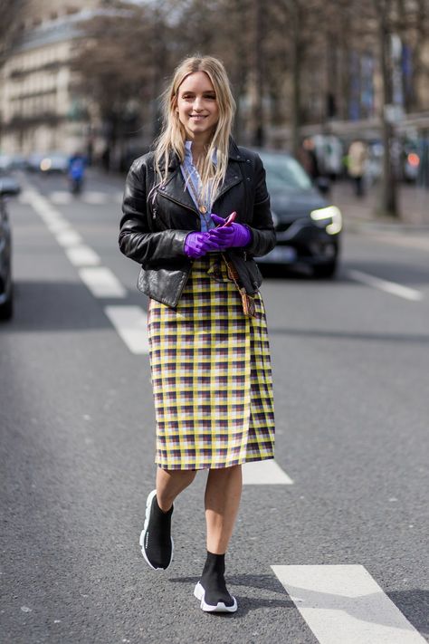 A patterned pencil skirt with sleek sock sneakers offers an unexpected contrast. Sock Sneakers Outfit, Tenis Balenciaga, Checked Coat, Sneaker Outfits Women, Sneaker Outfits, Sneaker Trend, Winter Inspiration, Checkered Skirt, Sock Sneakers