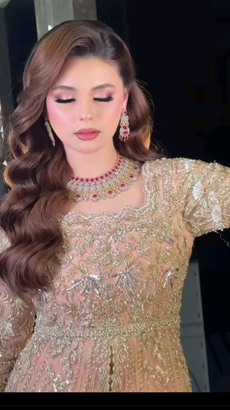 Walima Bride Hairstyles Pakistani, Light Pink Lehenga Makeup Look, Walima Bridal Hairstyle, Valima Hairstyles Pakistani, Hairstyles For Pakistani Wedding, Barat Hairstyles Pakistani, Walima Makeup Looks, Walima Look Bridal, Indian Bride Makeup Natural