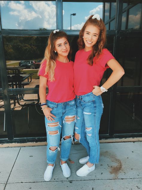 twin day Hoco Twin Day Ideas, Twin Day Spirit Week Homecoming, Twin Tuesday Spirit Week, Twin Day Ideas For School, Decades Day Outfits Spirit Week, Twin Spirit Day Ideas, Twin Day Spirit Week Ideas, Twin Day Spirit Week Friends, Twin Day Costumes