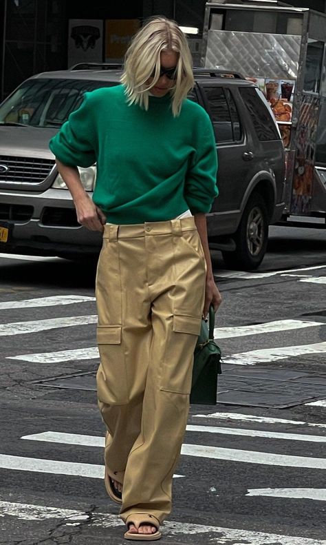 Crossing The Street, Cargo Outfit, Jeans Petite, Casual Chic Outfits, Style Casual Chic, Casual Chique, Pant Trends, Mode Casual, Elsa Hosk