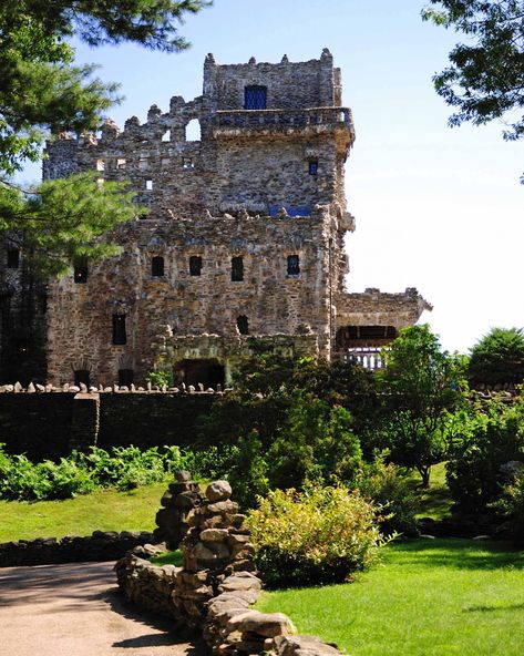 Gillette Castle Wedding Venues Outside, Simple Wedding Venues, Gillette Castle, Castle Wedding Venues, Unusual Houses, Wedding Themes Outdoor, Unusual House, Coral Castle, Boldt Castle