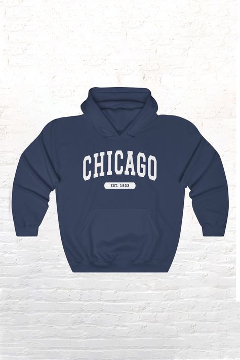 College Hoodie Design, Vintage College Hoodie, College Hoodie Outfit, Spirit Wear Designs, Chicago Sweatshirt, Hoodie Design Ideas, College Sweater, University Hoodie, University Style