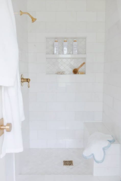 Tiled Bathroom Shower Ceiling, Shower Built In, Bathroom Floor And Tub Tile Ideas, White Bathroom Gold Accents, Off White Shower Tile, Small Tiled Shower Ideas, White Tile Showers, Walk In Shower Glass Door, White Bathroom Shower Tile