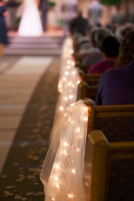 Church decor - Wedding ceremony - Forum Weddingwire.ca String Lights Outdoor Wedding, Wedding Church Aisle, Church Aisle, Wedding Church Decor, Pew Decorations, Wedding Pews, Aisle Decorations, Rustic Wedding Decorations, Church Wedding Decorations