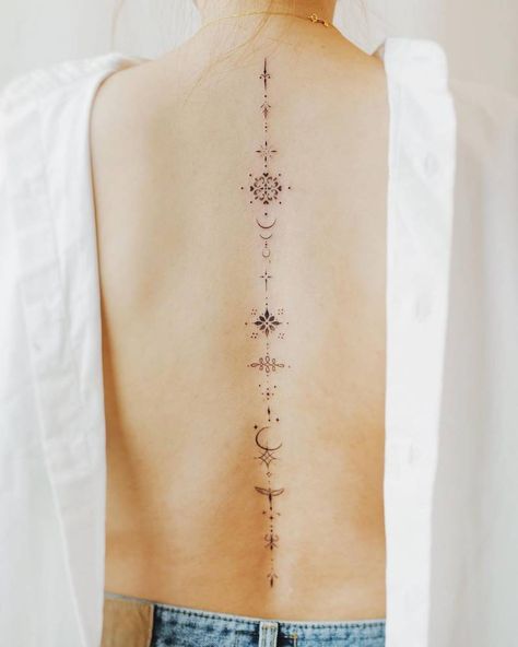 Line Spine Tattoo, Fine Line Spine Tattoo, Vertical Tattoo, Back Tattoos Spine, Spinal Tattoo, Chain Tattoo, Tattoo Line, Spine Tattoos For Women, Classy Tattoos