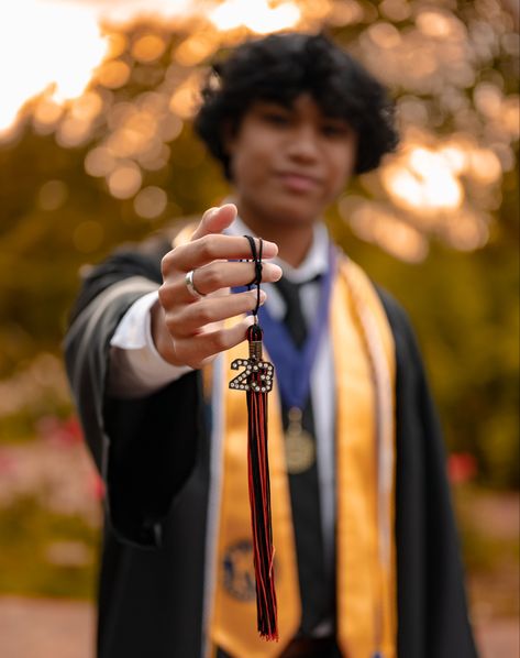 Graduation Shoot Ideas Men, Men Graduation Pictures Posing Ideas, Men’s Graduation Photoshoot, Male Graduation Poses, Male Senior Picture Ideas, Male Senior Photos, Male Graduation, Senior Year Pictures, Grad Shoot