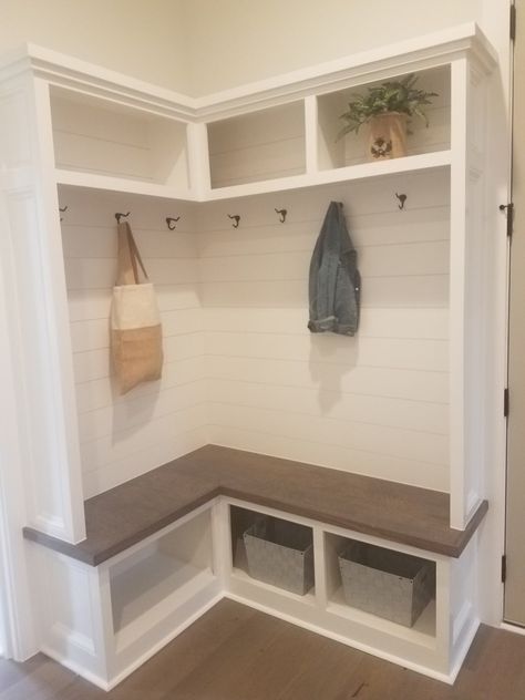 Corner Mud Room Ideas, Corner Drop Zone Ideas, L Shaped Mudroom Ideas, Corner Drop Zone, Laundryroom/mudroom Ideas, Bloxburg Mudroom, Closet Wall Organizer, Mudroom Ideas Diy, Mudroom Remodel