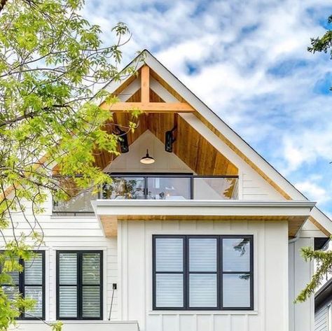 Vivir Design on Instagram: "We have shown many times on this feed that @tricklecreekyyc creates some extraordinary interiors. But let’s take a minute to appreciate their attention to the exteriors. It’s hard to pick a favorite, but I’m quite partial to that attic balcony on the first slide!! . . . . . . Follow @vivirdesign for more beautiful spaces. . . Share your favorite posts with #wearevivir . . #smmakelifebeautiful #sodomino #jungalowstyle #homewithrue #mysmphome #idcoathome #greigestyle # Wood Soffits, Balcony Addition, Balcony Design Exterior, Modern Balcony Design, Balcony Ideas House, House With Balcony, Attic House, House Balcony, House Design Exterior