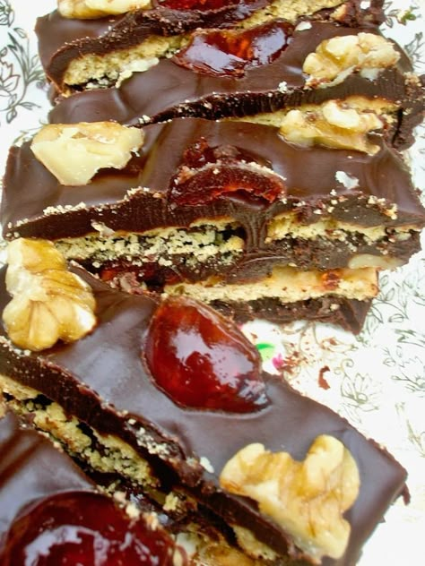 Chocolate Tiffin Recipe, Chocolate Log, Fridge Cake, Chocolate Biscuit Cake, Chocolate Rocks, Tiffin Recipe, Tray Bake Recipes, Biscuit Cake, Slices Recipes