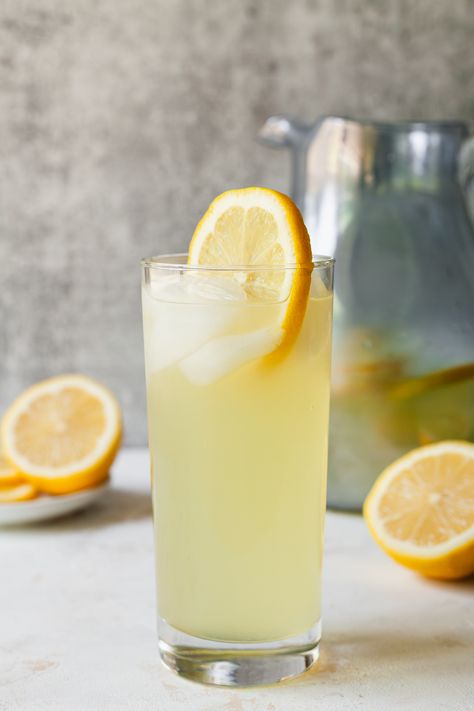 Refreshing, homemade lemonade requires only 3 ingredients and a few minutes of prep! This is the most refreshing summer drink recipe that the whole family will love. Kid Friendly Vegetarian Recipes, Summer Drink Recipe, Lemon Aid, Pumpkin Spice Drinks, Perfect Summer Drink, Boss Coffee, Drink Aesthetic, Drink Recipes Nonalcoholic, Crowd Pleasing Recipes