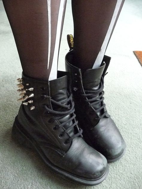 stud Spiked Boots, Wedges Outfit, Mint Fashion, Alternative Shoes, Punk Vintage, Crazy Shoes, Grunge Fashion, Dr. Martens Boots, Wedge Sneaker