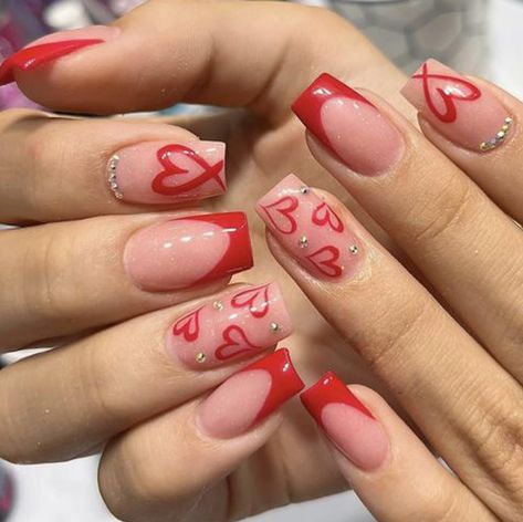 After fur nails, you probably thought that you had seen all the craziest nail art ideas. Very Short Valentines Day Nails, Polygel Valentines Nails, Valentines Day Nail Inspo Short, Fun Valentines Nails Acrylic, Valentines Nails Ideas Pink, Easy Vday Nails, Valentine Day Nails With Initial, Cute Valentines Nails Pink, Red Nails With Heart