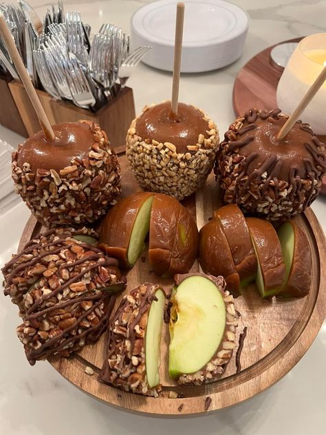 Thanksgiving Carmel Apples, Halloween Toffee Apples, Candy Apple Board, Candy Apples Halloween, Fall Caramel Apples, Chex Recipes, Autumn Foods, Halloween Candy Apples, Covered Apples