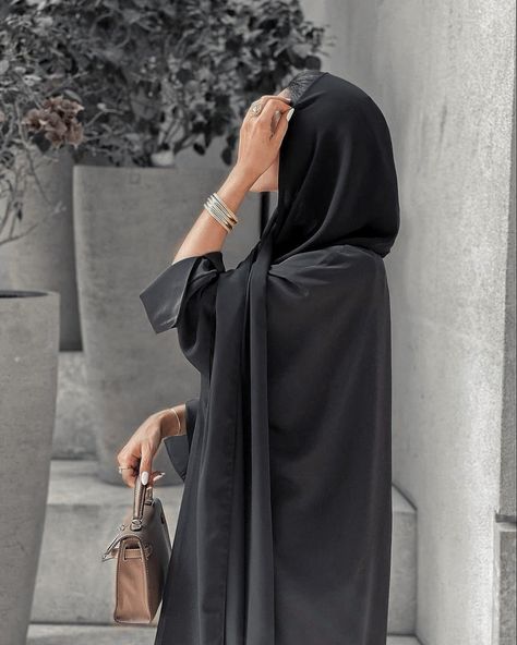 Abaya Pics Aesthetic, Hijabi Girl Dpz, Girls Abaya Dp, Abaya Girl Aesthetic, Niqabi Girl Aesthetic, Pose Fotografi, Muslim Outfits Casual, Hijabi Aesthetic, Girls Dp Stylish