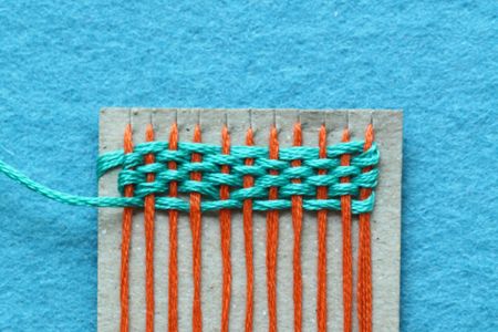 weaving with embroidery floss Weaving With Embroidery Floss, Weaving Kids, Cord Weaving, Mini Weaving, Simple Weaving, Mini Crafts, Weaving For Kids, Weaving Loom, Mini Craft