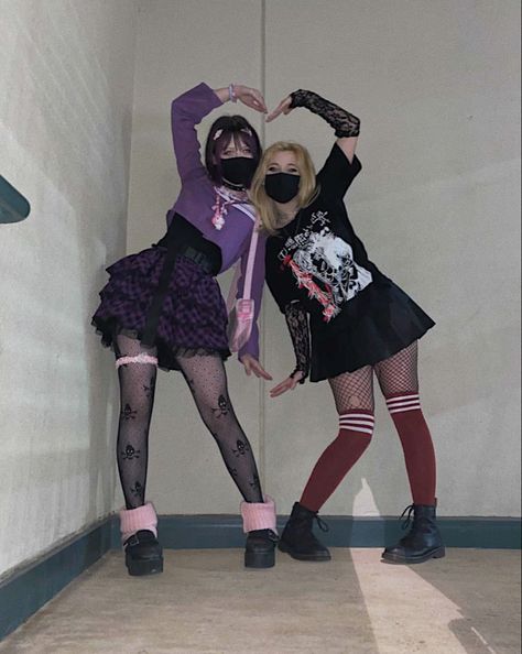 2 Goth Friends, Goth Best Friends Aesthetic, Dark Harajuku Aesthetic, Matching Goth Outfits, Matching Alt Outfits, Goth And Pastel Friends, Goth Poses Photography, Alt Best Friends, Goth Best Friends