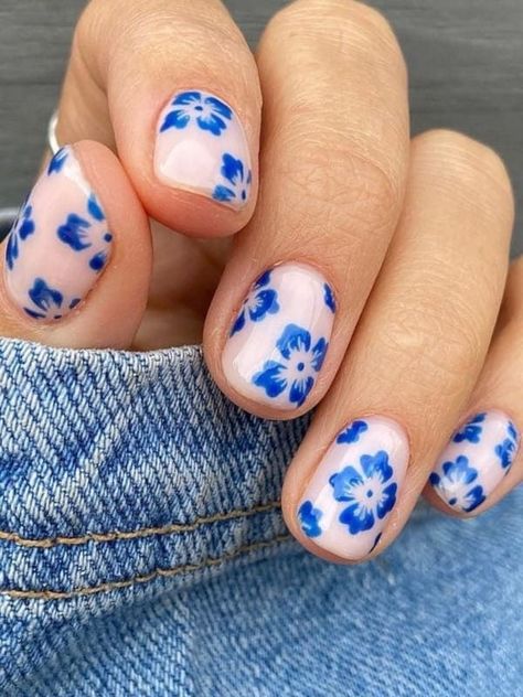 Chic Blue and White Short Summer Nails – Top Fashionable Picks Ongles Baby Blue, Nail Art Fleur, Pale Pink Nails, Blue And White Nails, Heart Nail Designs, Baby Blue Nails, Sunflower Nails, Nail Designs Tutorial, Floral Nail Designs