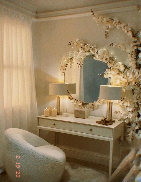 Gold Accent Room Aesthetic, White Gold Wood Bedroom, Gold White Room Aesthetic, White Beige Pink Bedroom, White And Gold Aesthetic Bedroom, Gold Aesthetic Bedroom Decor, Beauty Bedroom Ideas, Pink And White Apartment Aesthetic, White And Gold Room Ideas