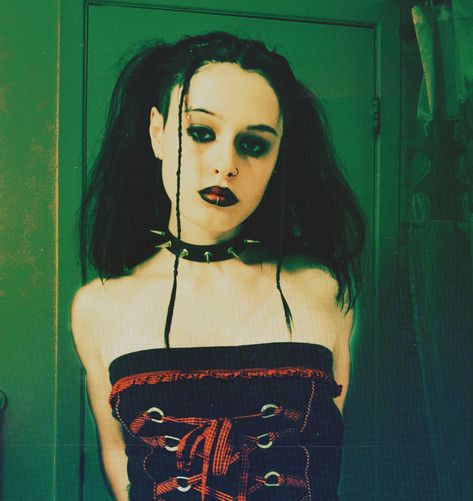 90s Mall Goth Hairstyles, Nu Metal Hairstyles Women, Mall Goth Makeup 90s, 90s Goth Hairstyles, Mall Goth 90s Outfits, Nu Metal Hairstyles, Mall Goth Outfits 2000s, Hair Metal Aesthetic, 90s Goth Hair