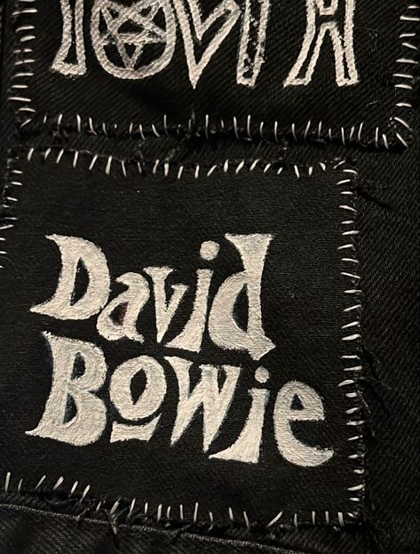 David Bowie Patch, Band Patches Jacket, Homemade Patches Punk, Back Patch Ideas, Punk Band Patches, Band Patches Diy, Crust Pants Patch Ideas, Battle Jacket Ideas, Punk Patches Ideas