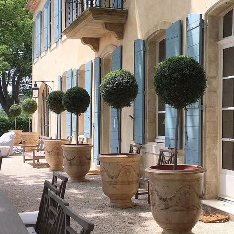 Habitually Chic® » Chic in Avignon: Le Mas des Poiriers Farmhouse Mansion, French Exterior, Casa Country, Casa Exterior, Old Farm Houses, Walled City, French Cottage, French Garden, French Chateau