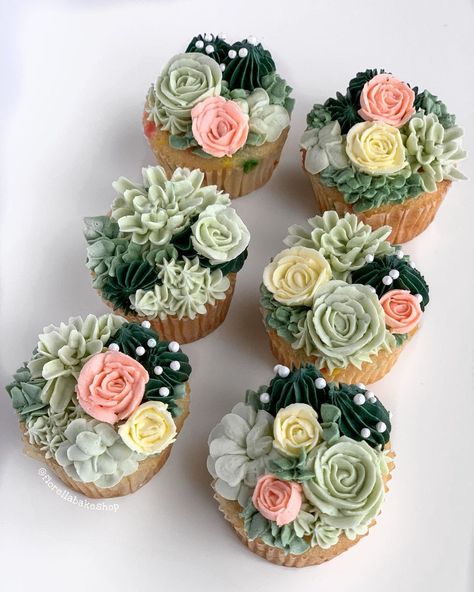 Succulent Dessert Table, Cupcake Succulents, Plant Cupcakes, Succulent Wedding Cake, Succulent Cakes, Succulent Wedding Table, Succulent Wedding Cakes, Cupcake Flowers, Garden Cupcakes