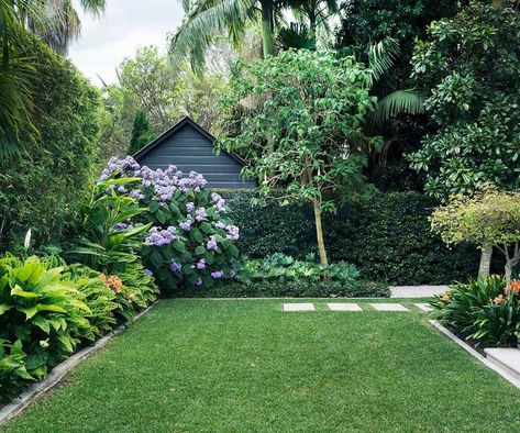 Does your garden looked cluttered and overgrown? Get weeding and pruning with horticulturist Meredith Kirton's tips to give your garden a fresh start this year. Sydney Gardens, Minimalist Garden, Living Modern, Have Inspiration, Backyard Garden Design, Beautiful Backyards, Garden Care, Small Garden Design, Garden Tips