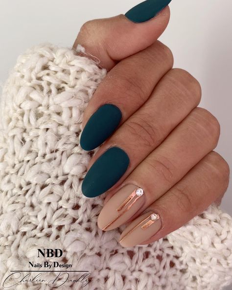 Deep Green and Rose Gold Nail Art Rose Gold Nails For Wedding, Rose Gold Design Nails, Elegant Green Nail Designs, Fall Nails Hunter Green, Green Rose Gold Nails, Rose Gold And Green Nails, Green And Gold Nails Ideas, Deep Green Nails Designs, Green And Rose Gold Nails